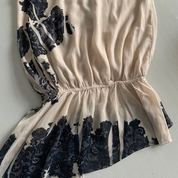 Women’s size small Guess shirt - Picture 3 of 3